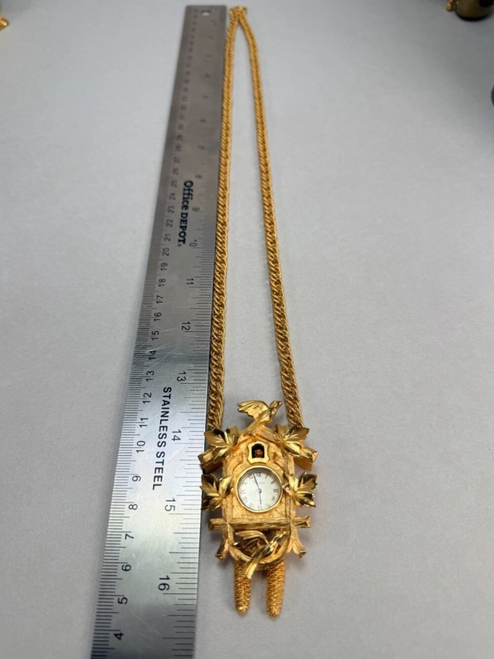 Vintage Stunning Trifari Cuckoo Clock Pendant Watch Necklace Gold Tone Birds - Picture 6 of 12
